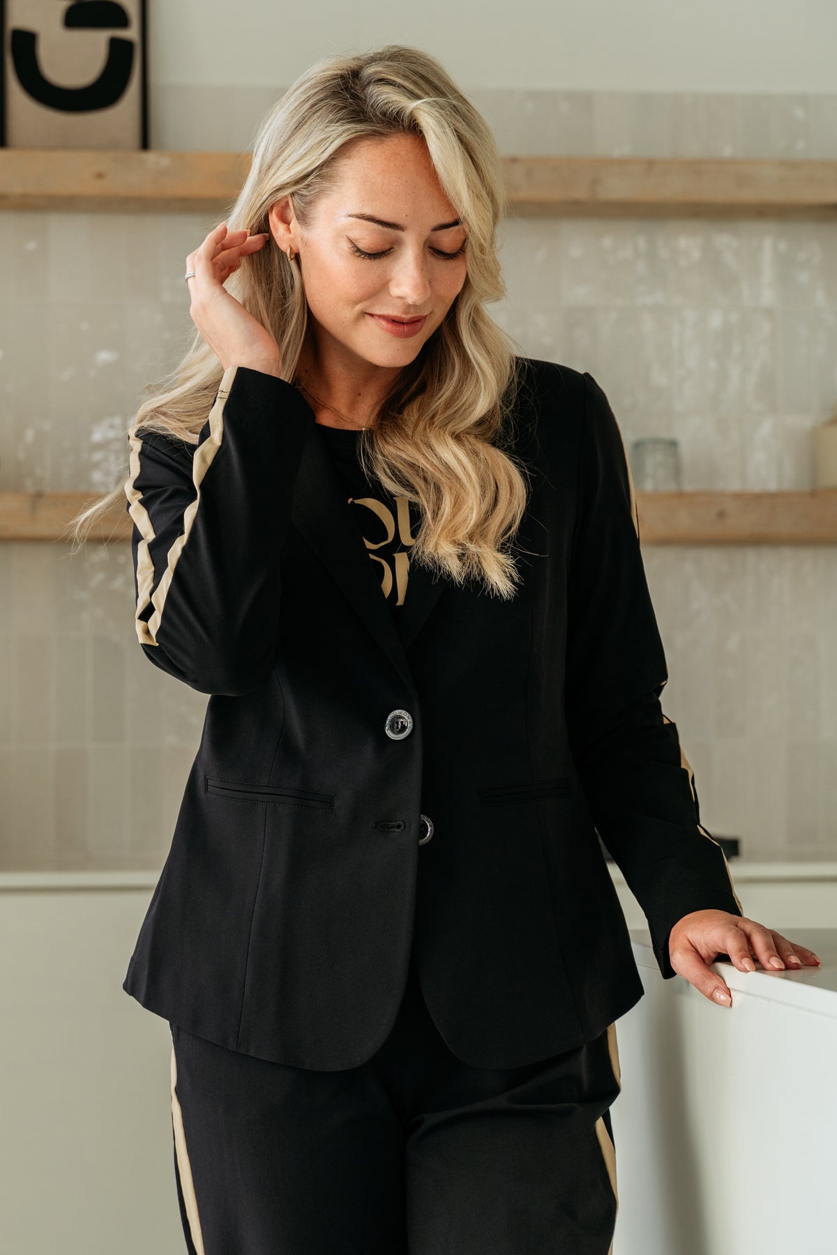 Zwarte reisblazer Pammy van &Co woman, elegante damesblazer met nette snit en stijlvolle uitstraling, op een witte achtergrond.
