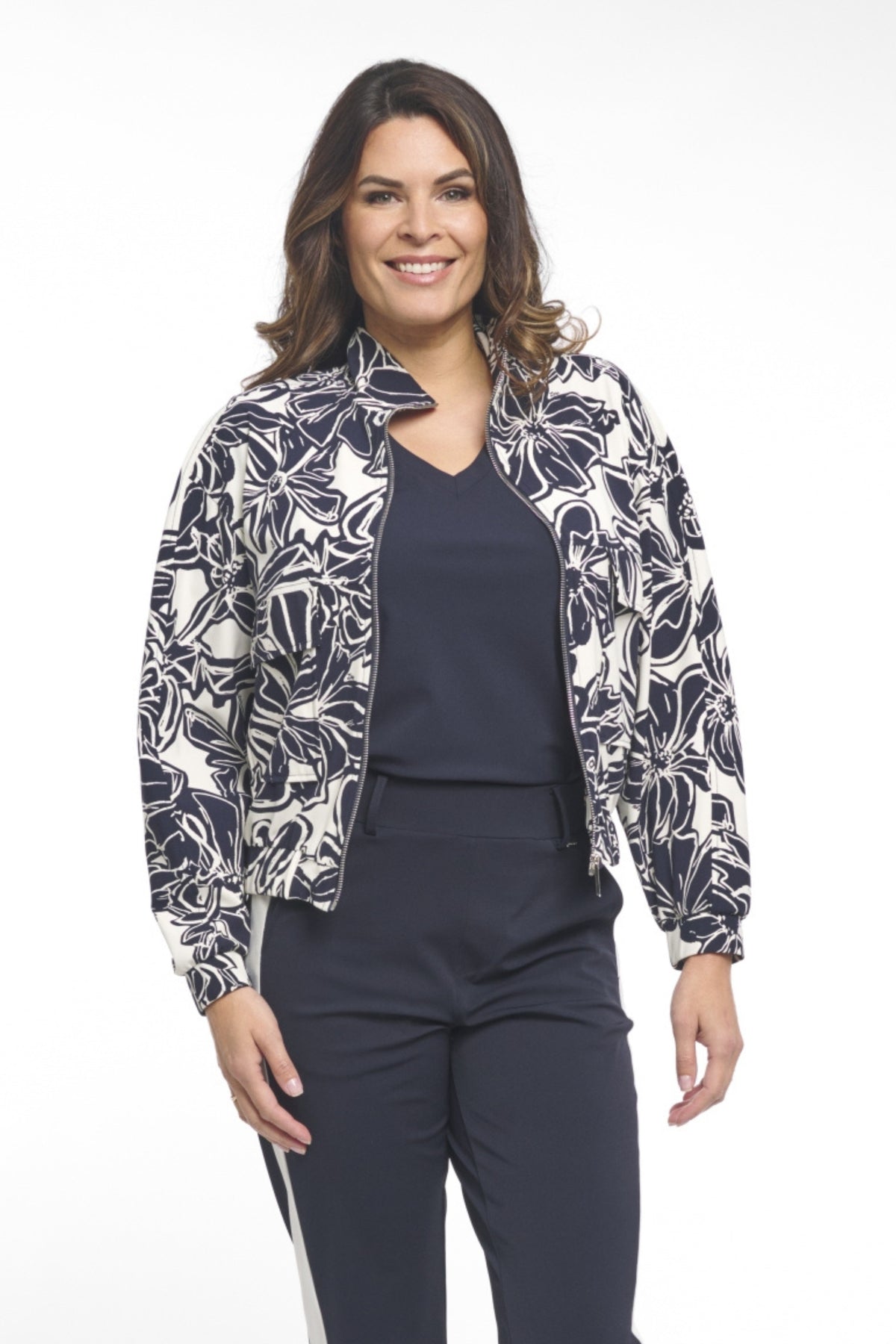 Zoso Travel jas Jenny Night Blue, donkerblauwe reistas met praktische zakken, geschikt voor reizen en buitenactiviteiten.