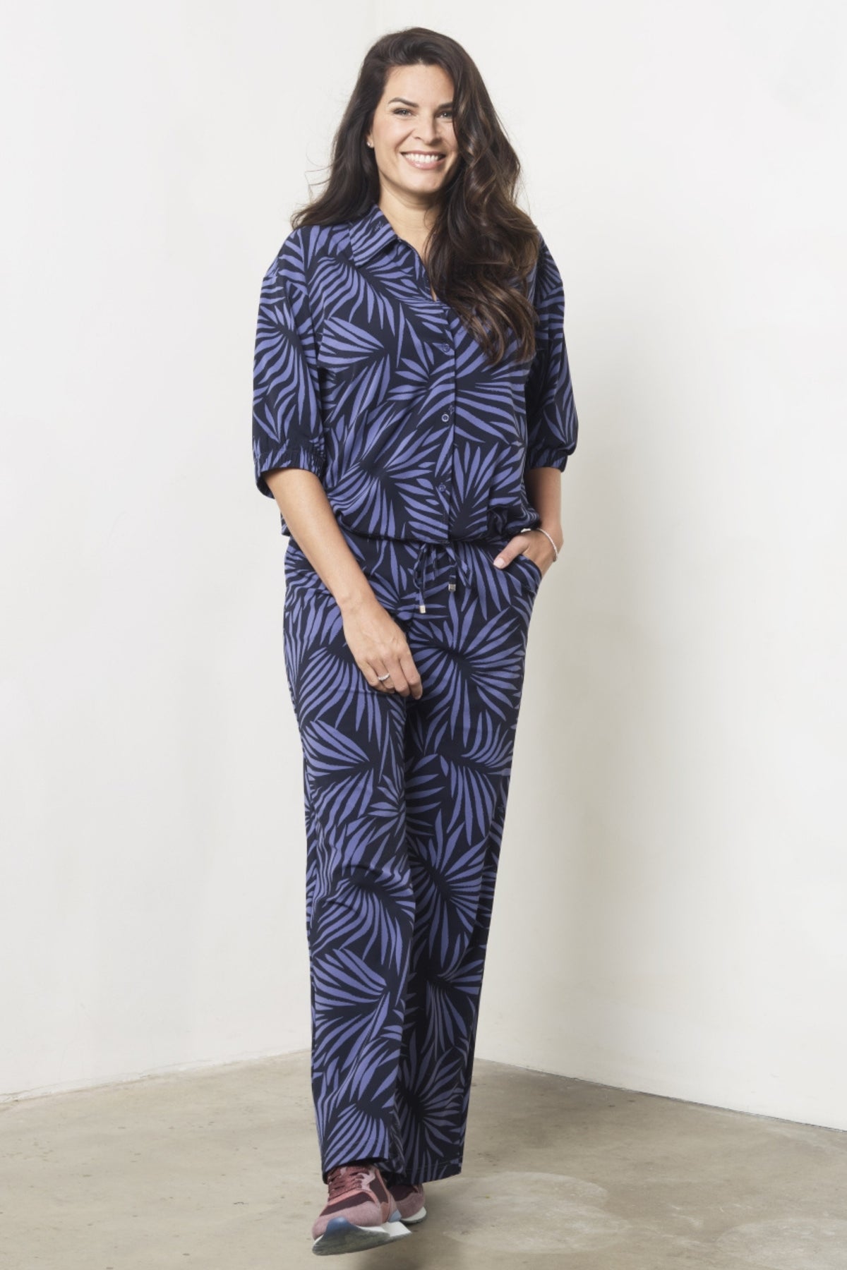 Zoso Manou reisbroek in donkerblauw, casual stijl en comfortabele pasvorm, zichtbaar met rits en zakken.