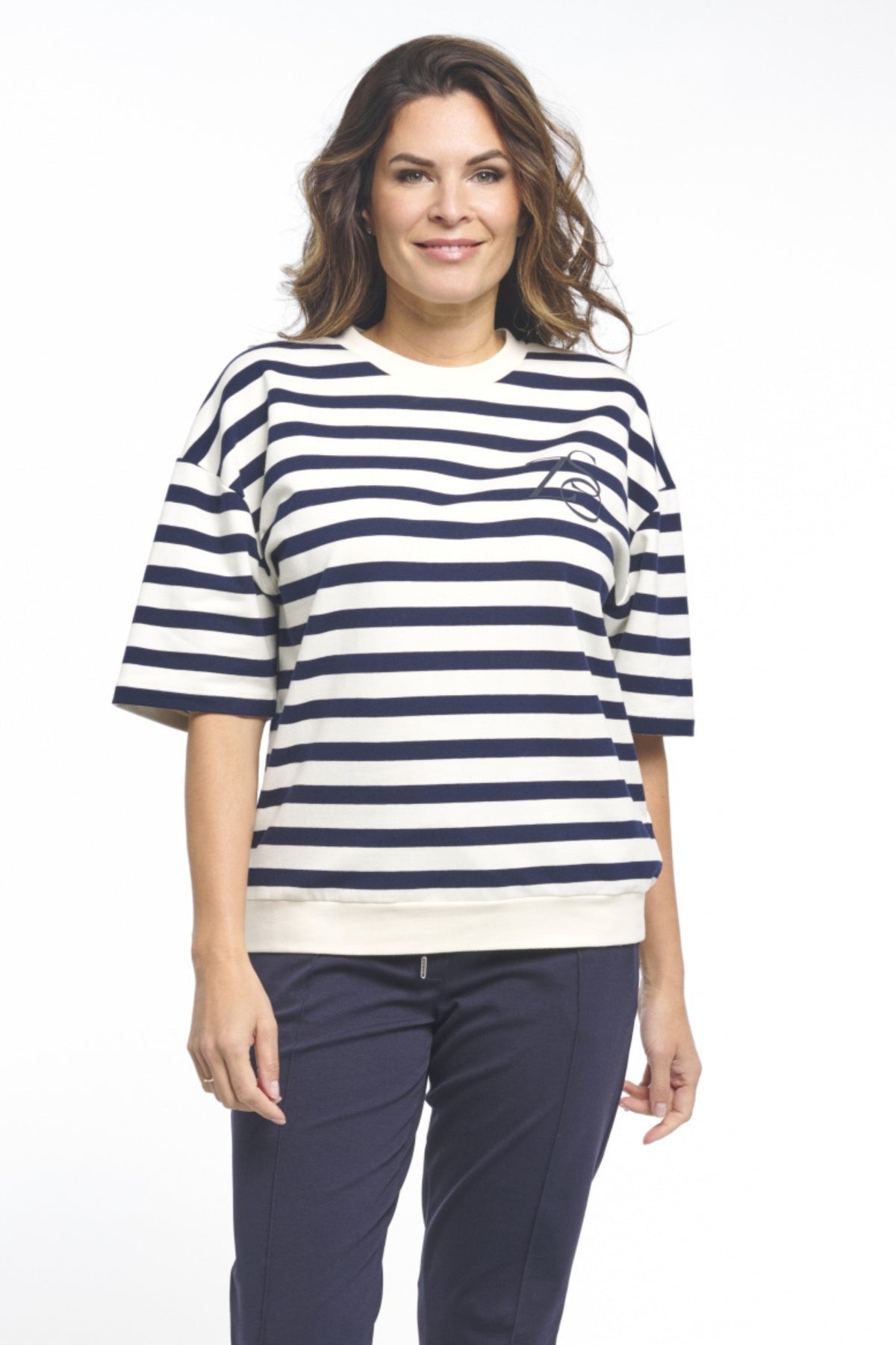 Zoso Melissa Kit Night Blue sweater met ronde hals en lange mouwen, casual stijl, getoond op een model.