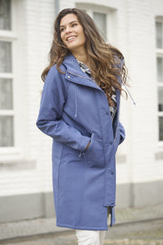 Blauwe outdoor jas van Zoso, model 261, getoond in de afbeelding met rits en capuchon voor buitengebruik.