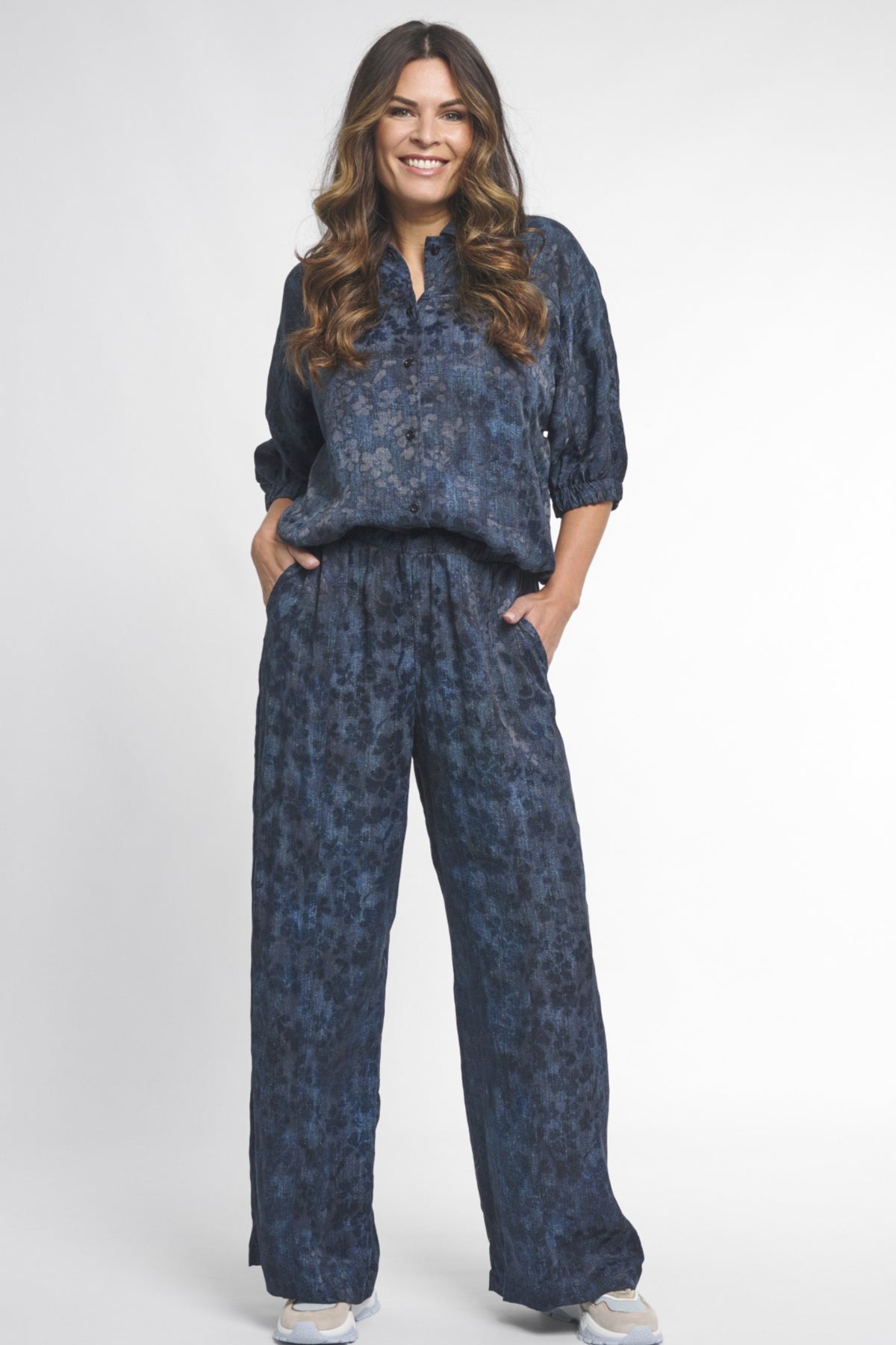Blauwe denim broek Sylvia van Zoso, casual damesbroek met rechte pasvorm en stijlvolle details, afgebeeld op model.