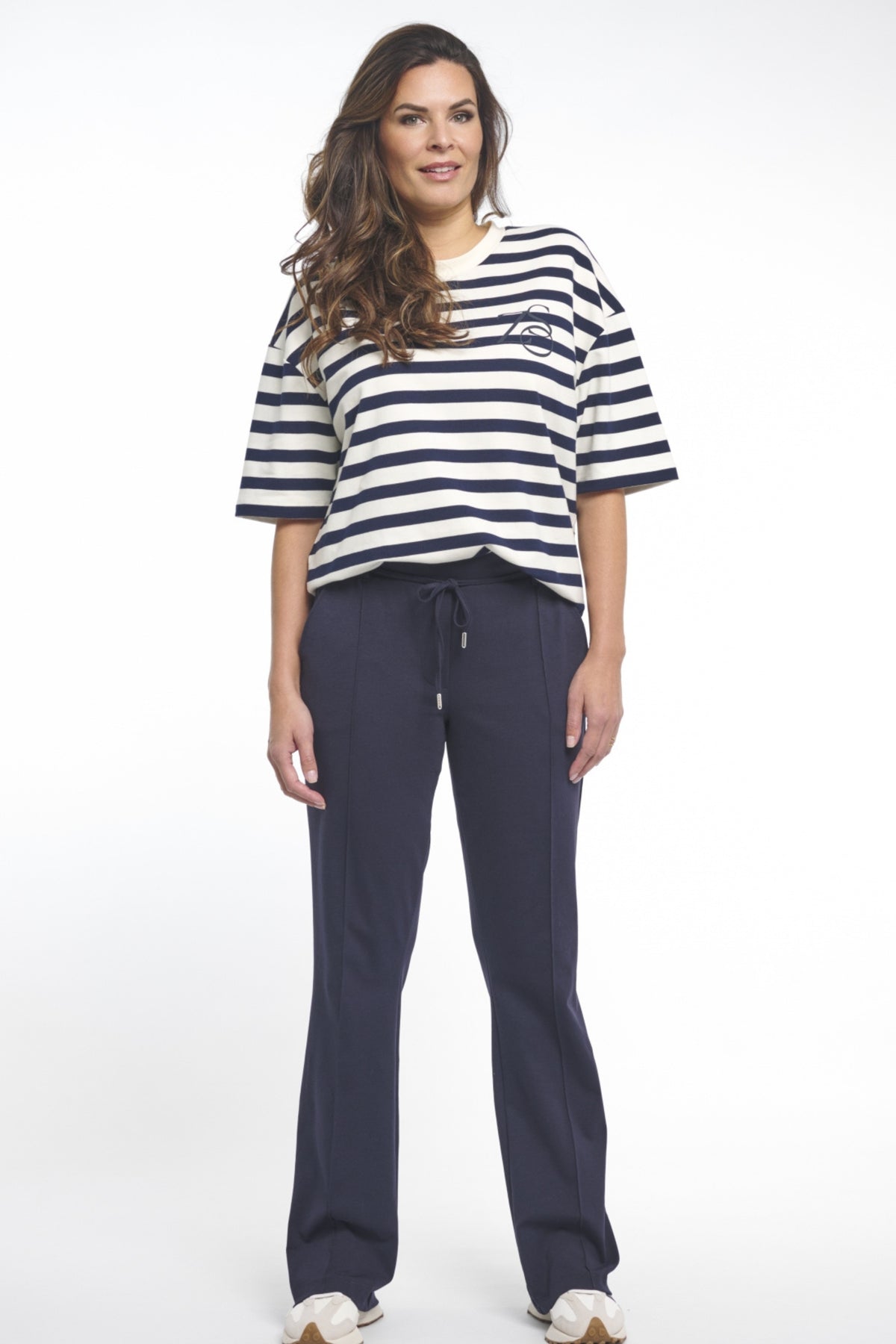 Donkerblauwe Felicia Navy broek van Zoso met rechte snit en elastische taille, gedragen door een model.