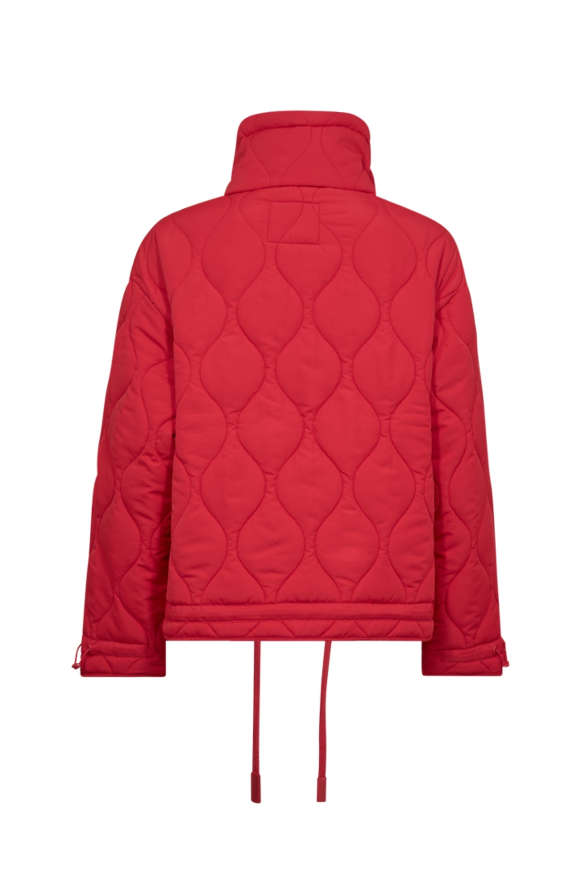 Donkere rode Freequent Fqblob jas met capuchon en ritssluiting, gedragen door model op straat.