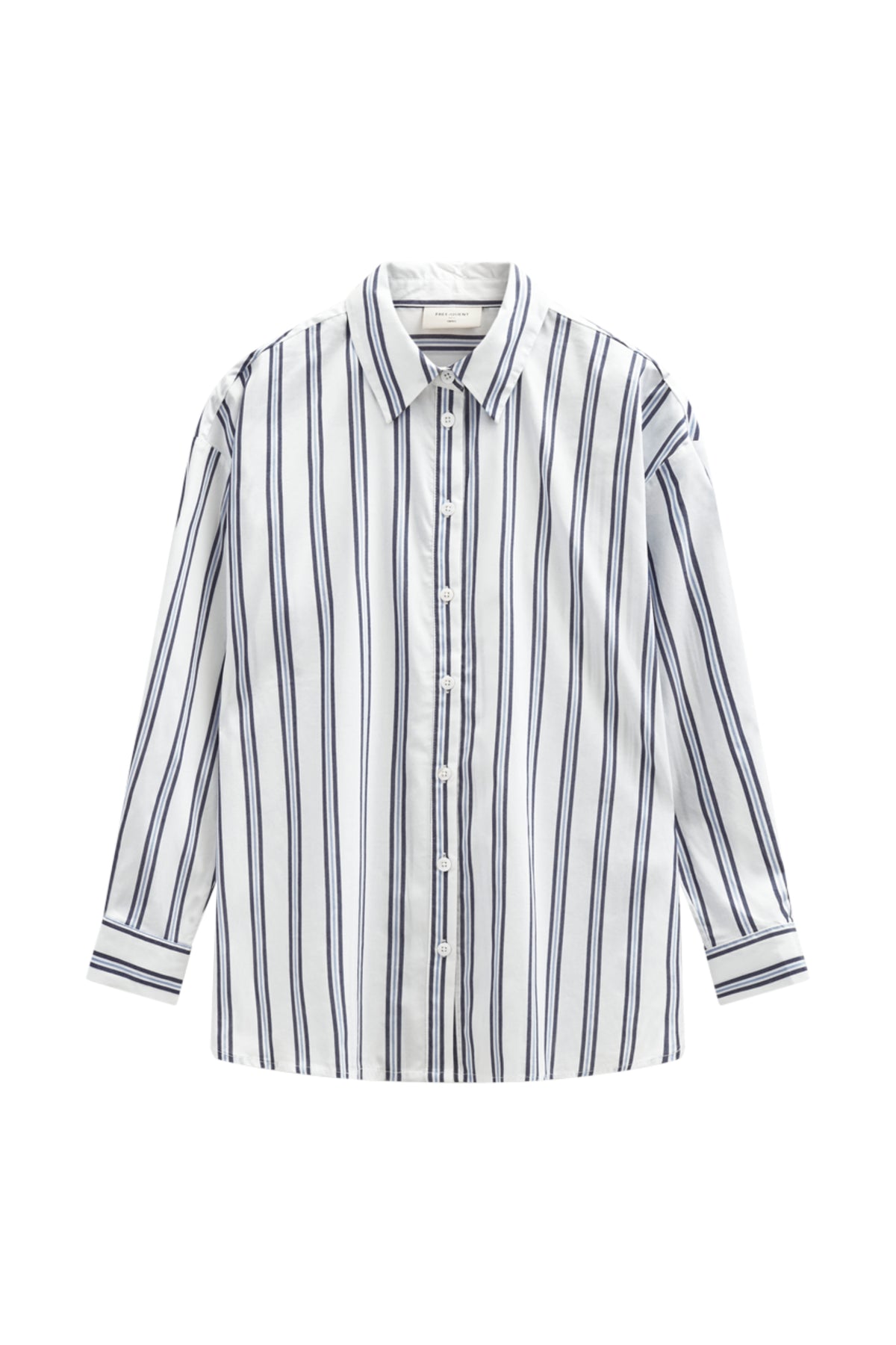 Offwhite en navy blouse van Freequent met sterdetails, casual stijl, gedragen door een model met korte mouwen en knoopsluiting.