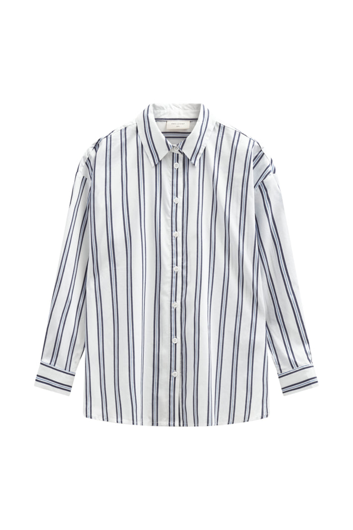 Offwhite en navy blouse van Freequent met sterdetails, casual stijl, gedragen door een model met korte mouwen en knoopsluiting.
