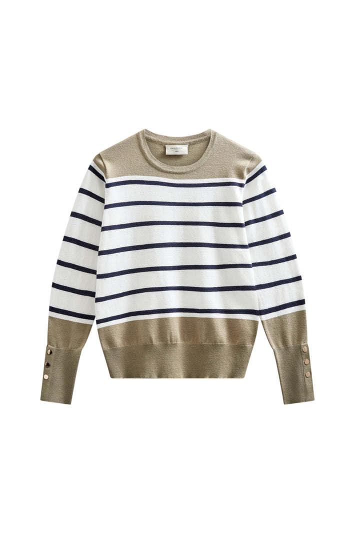 Witte trui van Freequent met zilveren mink sterprint, zachte offwhite kleur, getoond op een model.
