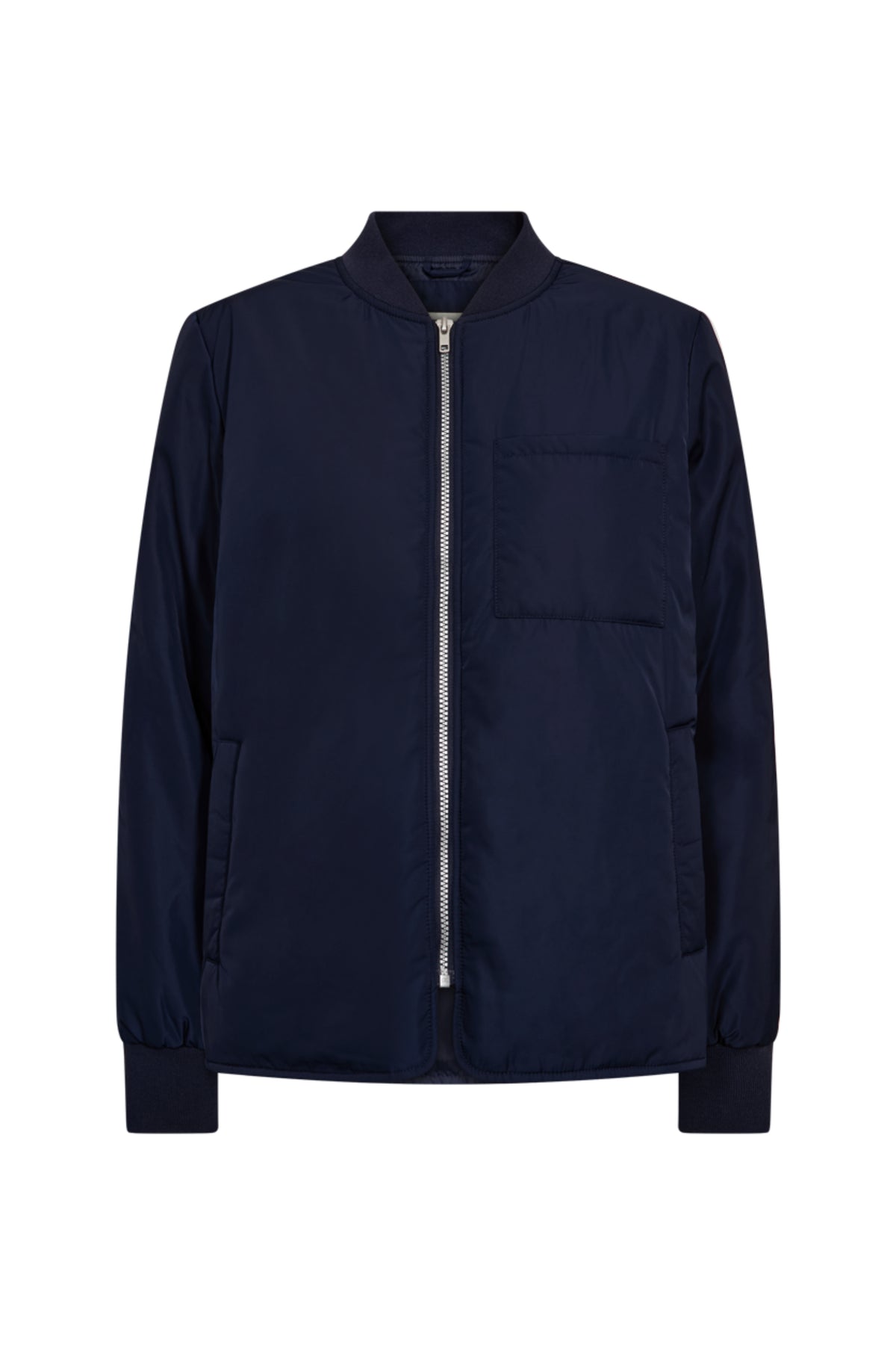 Navy blazer van Freequent, Fqparma-jack, met knopen en revers, gedragen door model op foto.