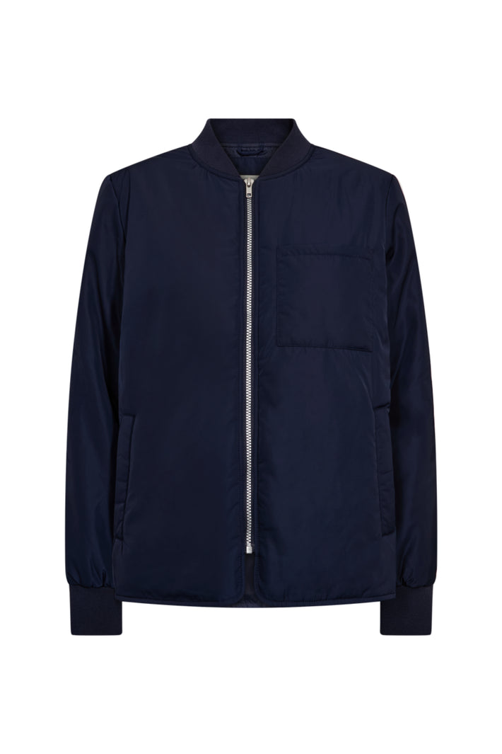 Navy blazer van Freequent, Fqparma-jack, met knopen en revers, gedragen door model op foto.