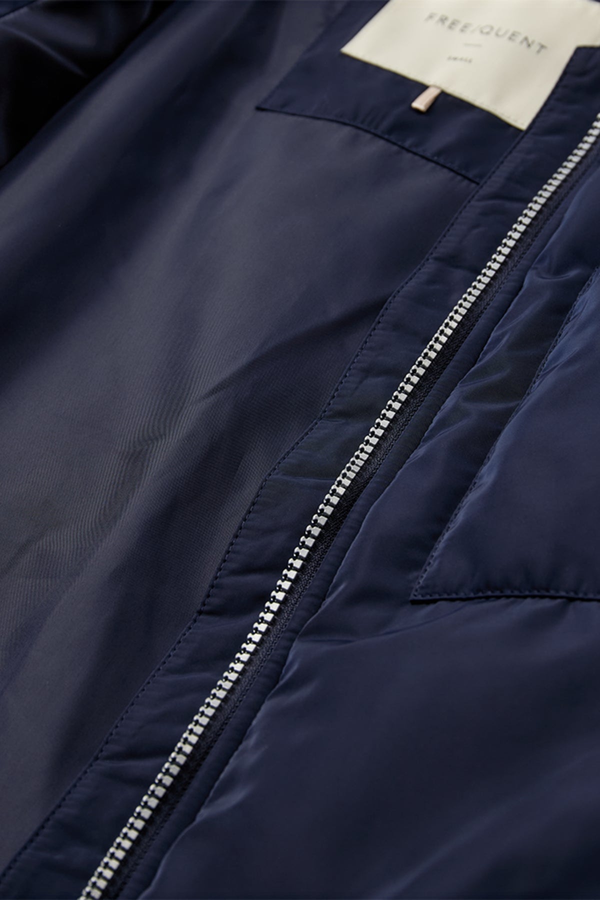 Donkerblauwe blazer van Freequent Fqparma, nette jacket met stijlvolle pasvorm en knopen, geschikt voor formele en casual gelegenheden.