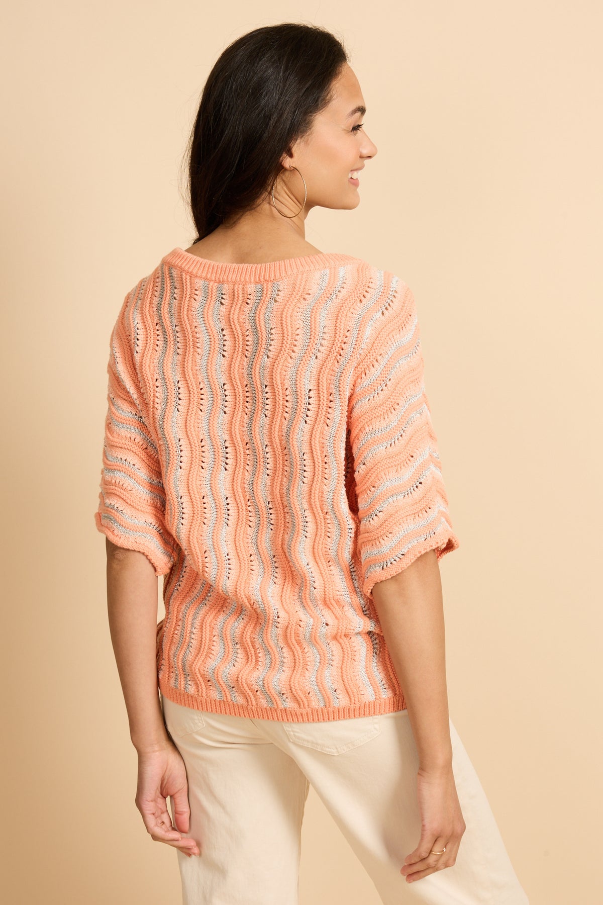 Witte Gwenore warme coral wollen top van G-maxx, gedetailleerd met textuur en zachte stof, op een hanger.
