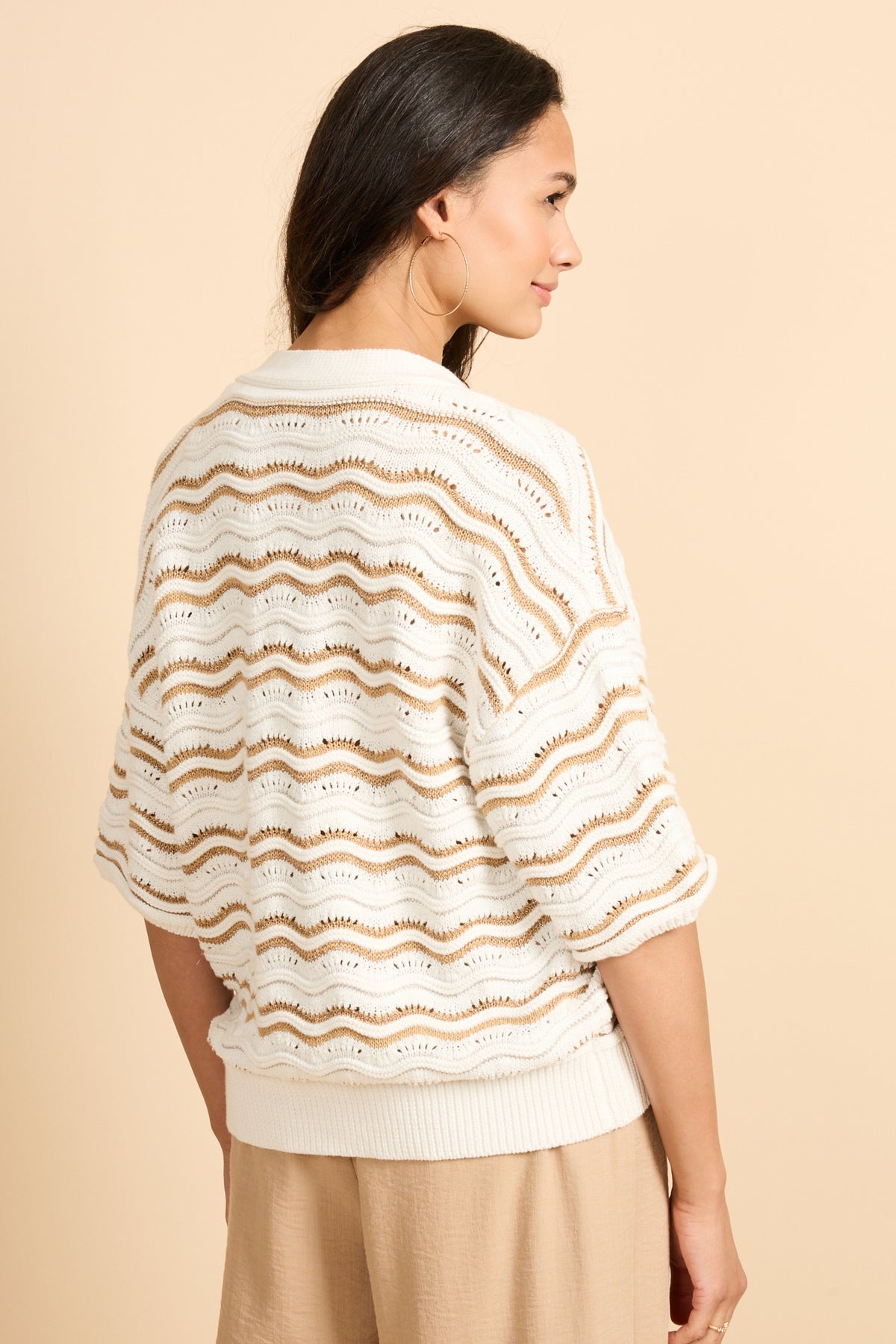 Witte gebreide vest Helmi van G-maxx met zachte wol, getailleerd model met camelkleurige details, casual en comfortabel.