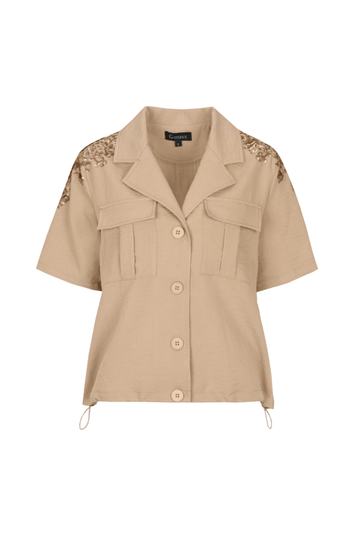 G-maxx blouse Maeva Kint Camel, stijlvolle camelkleurige blouse met lange mouwen en knoopsluiting, gedragen door een model.