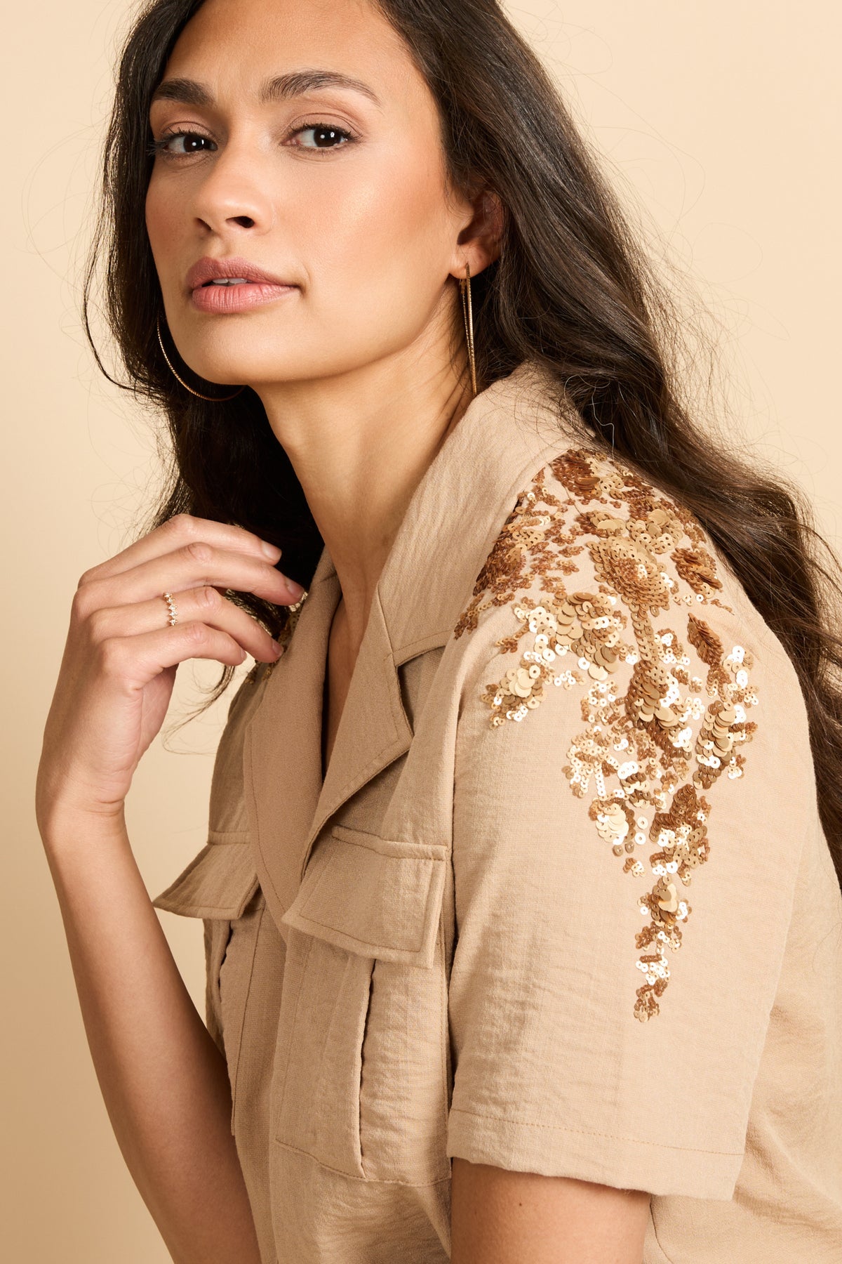 G-maxx Maeva Kint camel blouse met lange mouwen en knoopsluiting, gedragen door model op wit achtergrond
