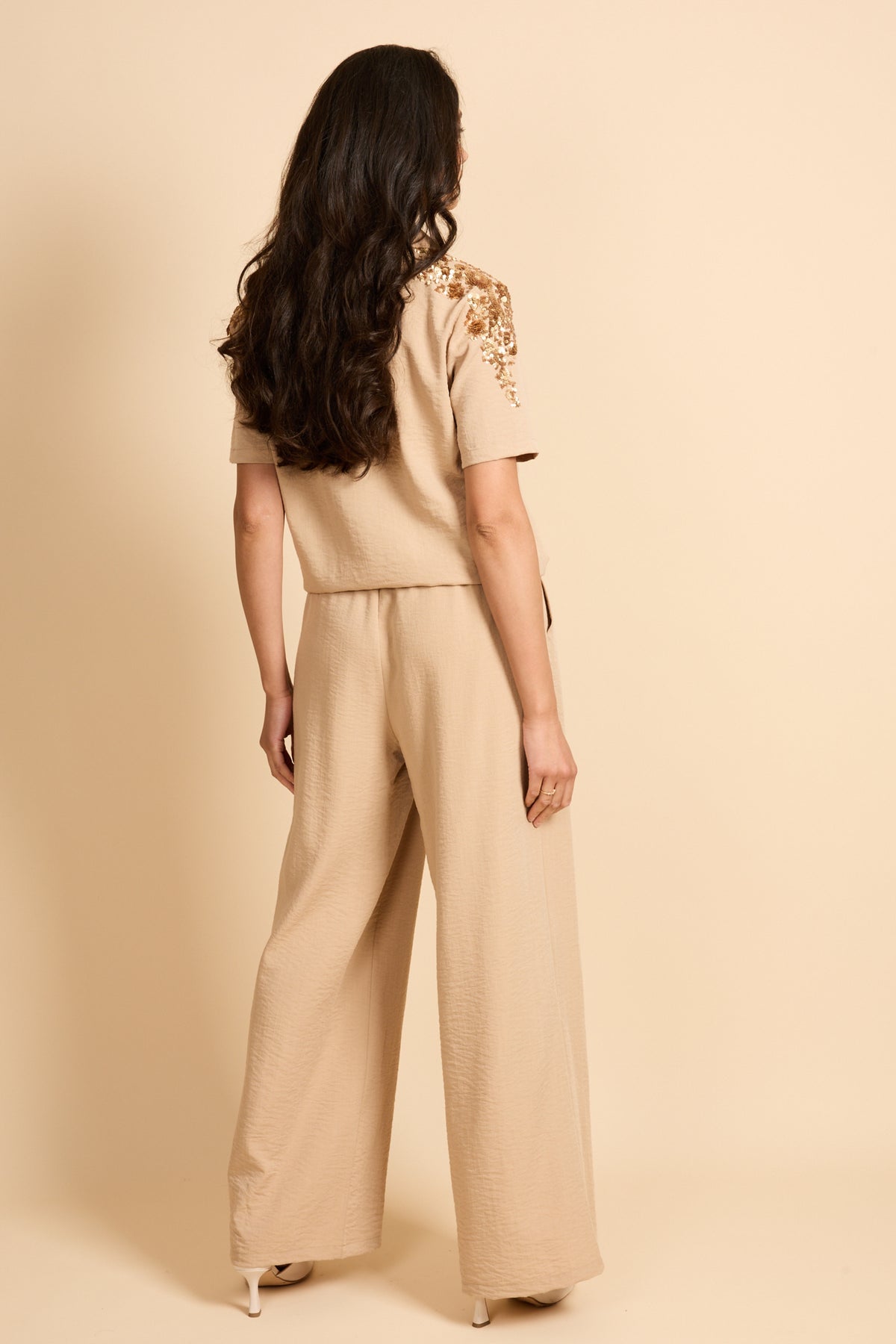 G-maxx Minou Kint Camel broek met rechte snit en elastische taille, zichtbaar op de afbeelding.