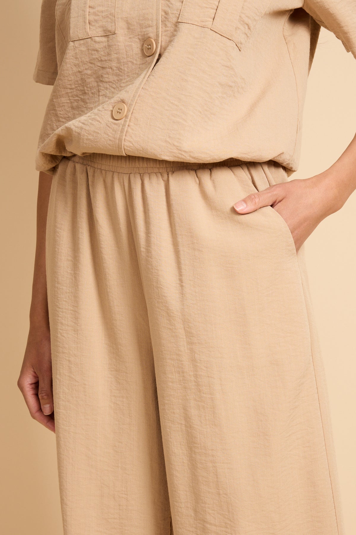 G-maxx Minou Kint camel broek, stijlvolle damesbroek met comfortabele pasvorm, getoond op model.