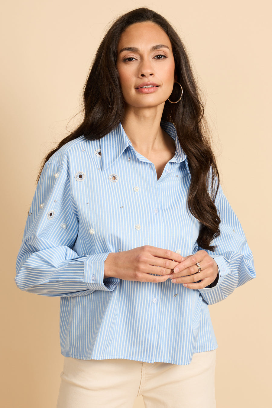 Blouse Wenya van G-maxx in hemelsblauw en offwhite, met losse pasvorm en elegante details, gedragen door een model.