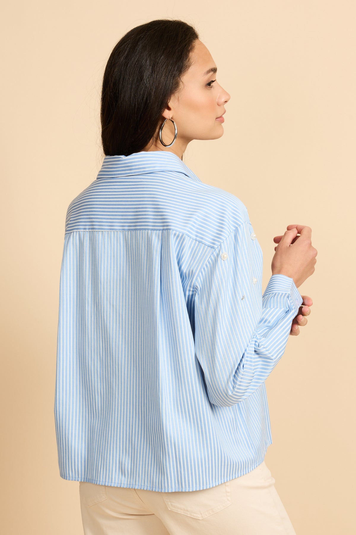 Blouse Wenya van G-maxx in hemelsblauw en offwhite, met losse pasvorm en elegante stijl, zichtbaar op de afbeelding.