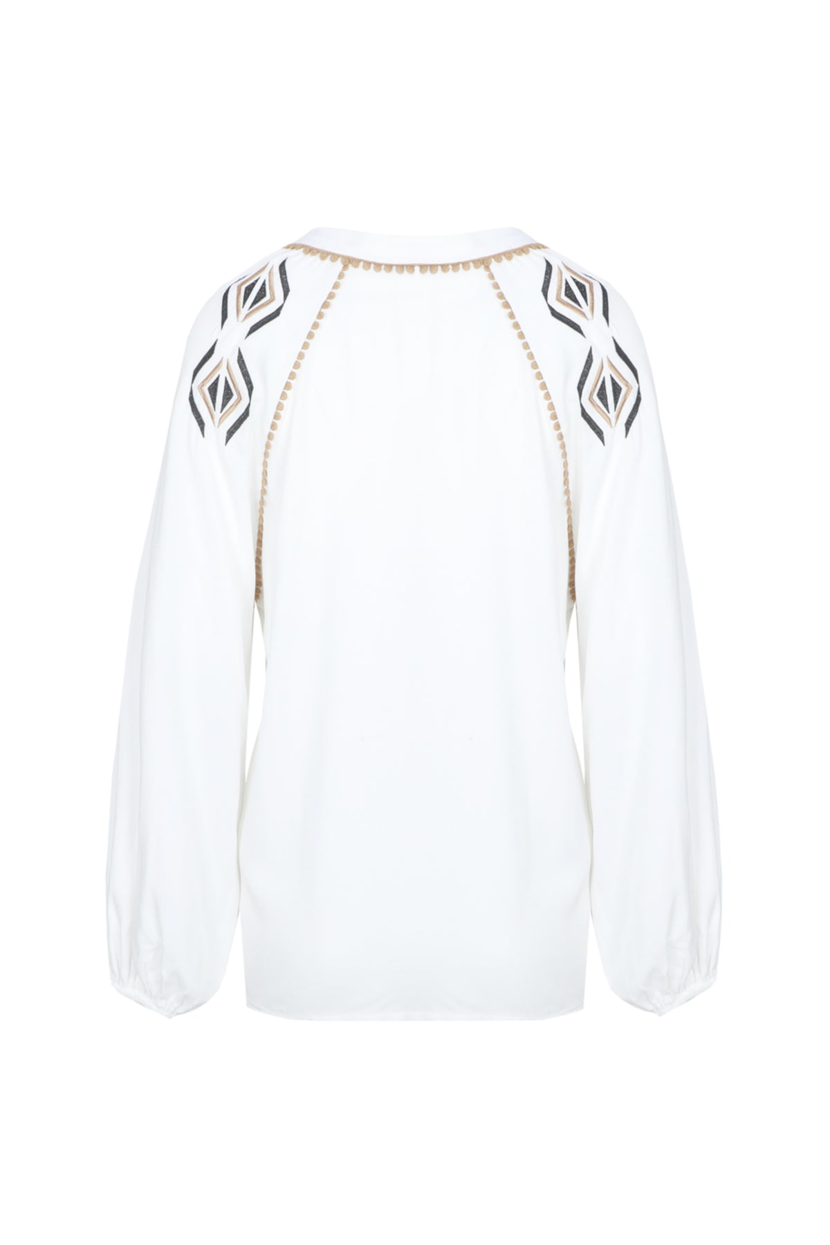 Offwhite blouse Xylia van G-maxx met lange mouwen en ronde hals, gedragen door een model op de foto.
