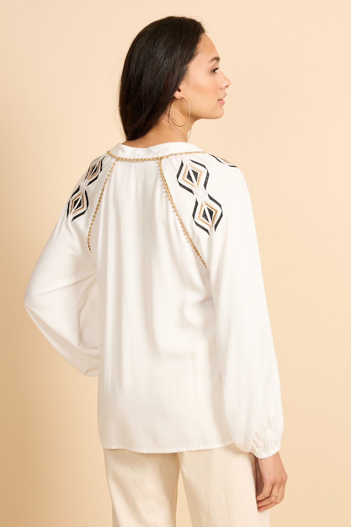 Lichte offwhite blouse Xylia van G-maxx met elegante pasvorm en subtiele details, gedragen door een model.