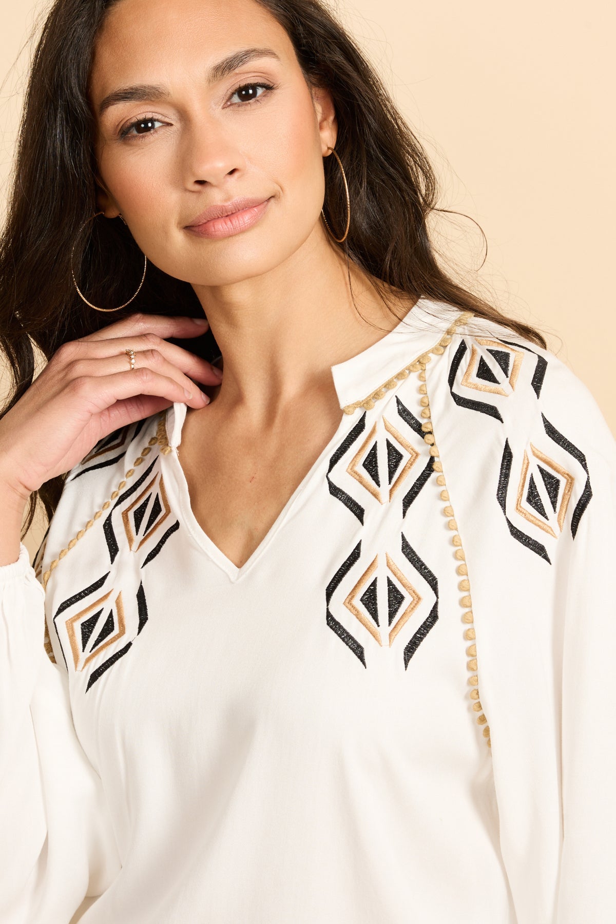 Offwhite blouse Xylia van G-maxx met lange mouwen en knoopsluiting, gedragen door een model.
