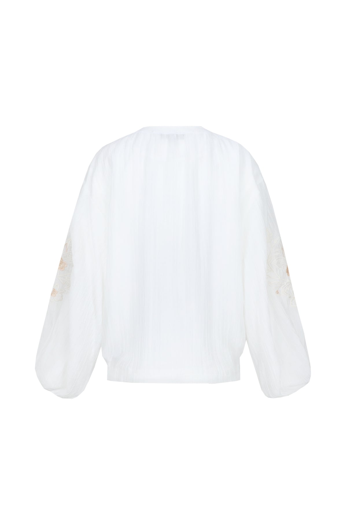 Lichte offwhite jacket Zaira van G-maxx met capuchon en ritssluiting, gedragen door een model op een witte achtergrond.