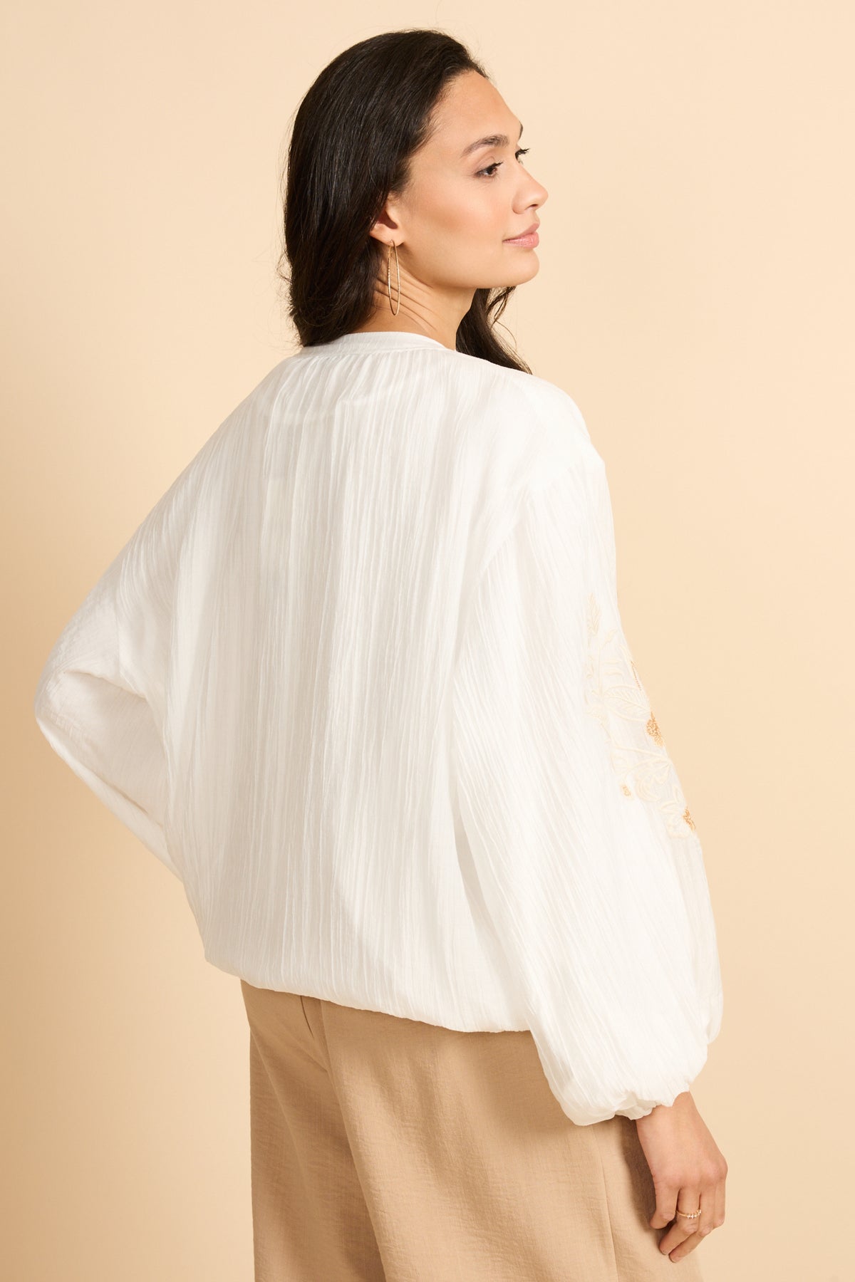 Zaira Offwhite jas van G-maxx met rits en capuchon, zichtbaar op model in een lichte, offwhite kleur.