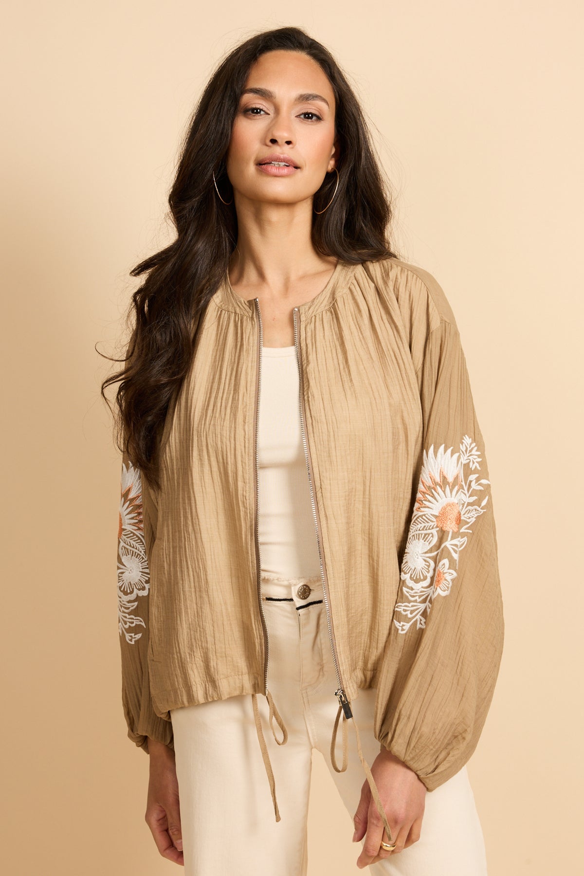G-maxx Zaira Kint camel jas met ritssluiting en capuchon voor dames, zijdeachtige stof en stijlvolle uitstraling.