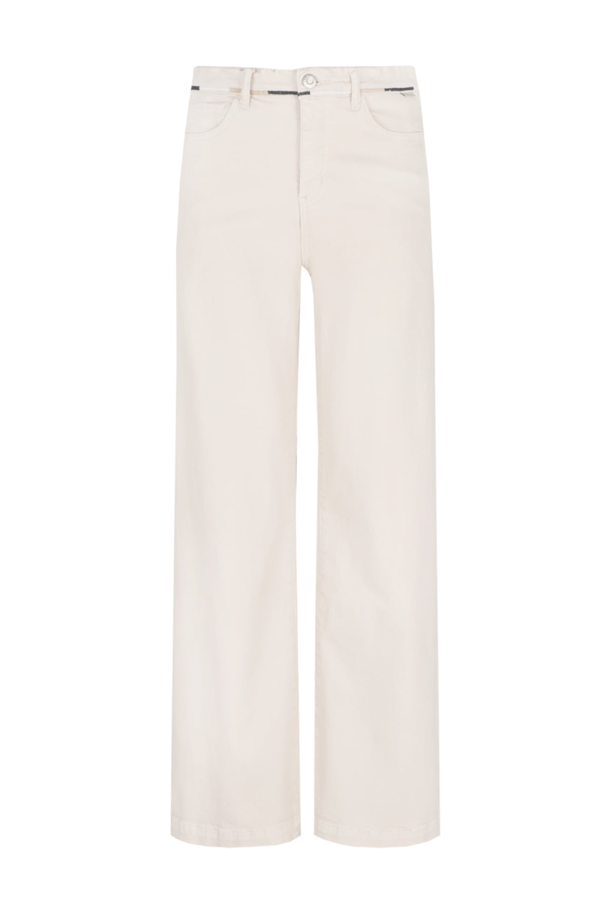 Donkere jeans van G-maxx genaamd Blythe Sand, netjes gevouwen op een witte achtergrond.