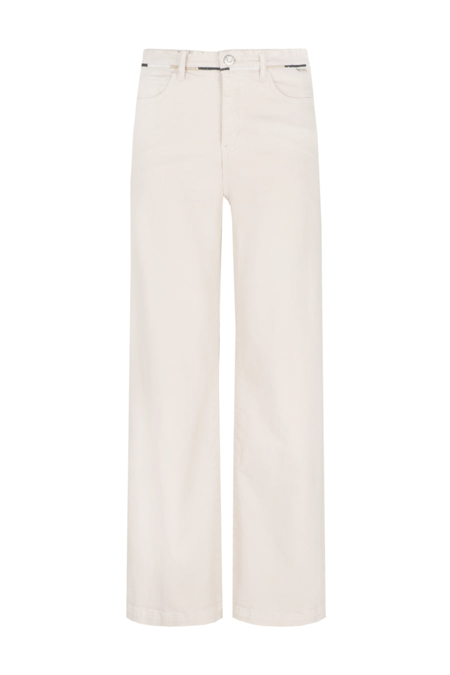 Donkere jeans van G-maxx genaamd Blythe Sand, netjes gevouwen op een witte achtergrond.