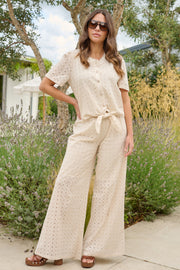 G-maxx Urbana Sand broek met rechte snit en elastische taille, gedragen door een model, close-up van de stof en pasvorm.