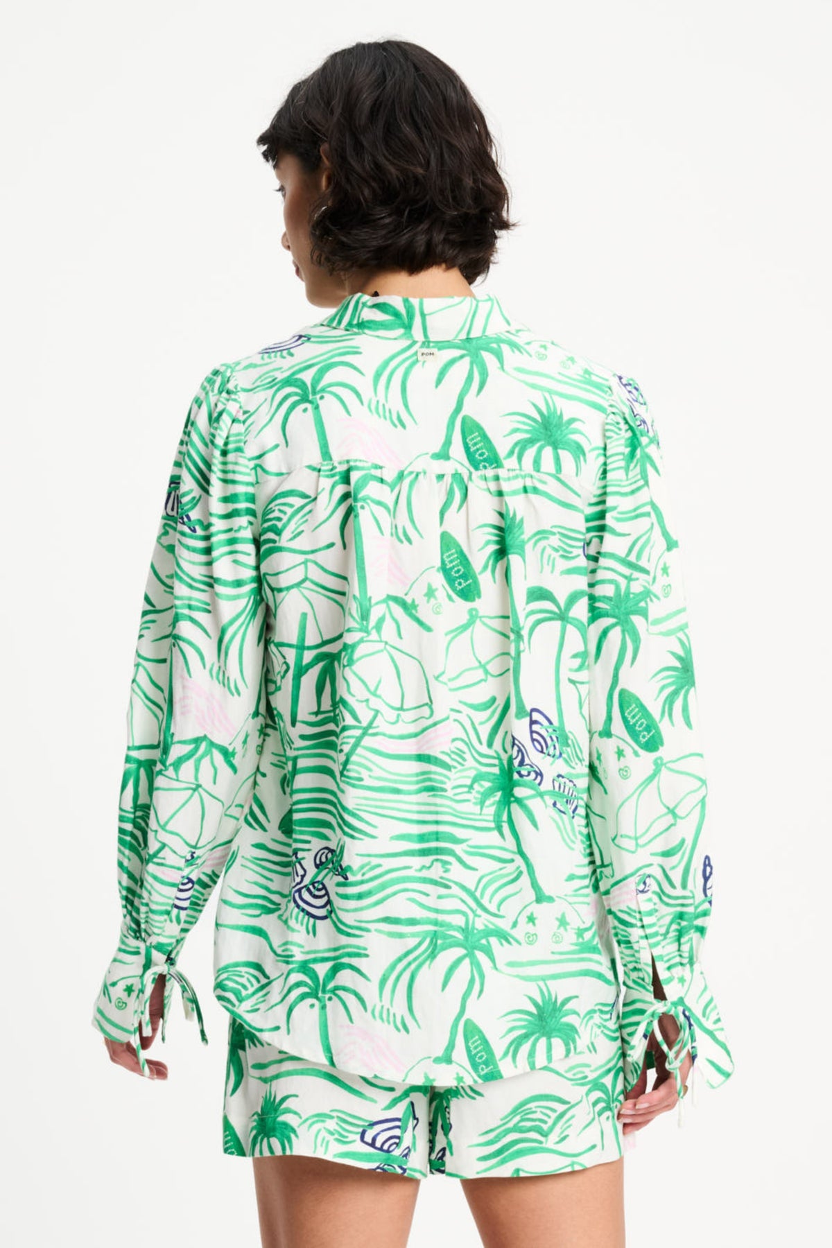 Groene linnen blouse van POM Amsterdam met V-hals en losvallende pasvorm, ideaal voor zomerse dagen.
