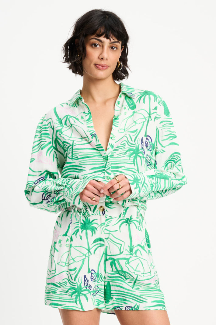 Groene linnen blouse van POM Amsterdam met beach vibes, casual en luchtig, gedragen door een model.