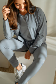 Reisjas voor dames van &Co woman, Pihla Slate, met waterdichte stof en moderne snit, zichtbaar in de afbeelding.