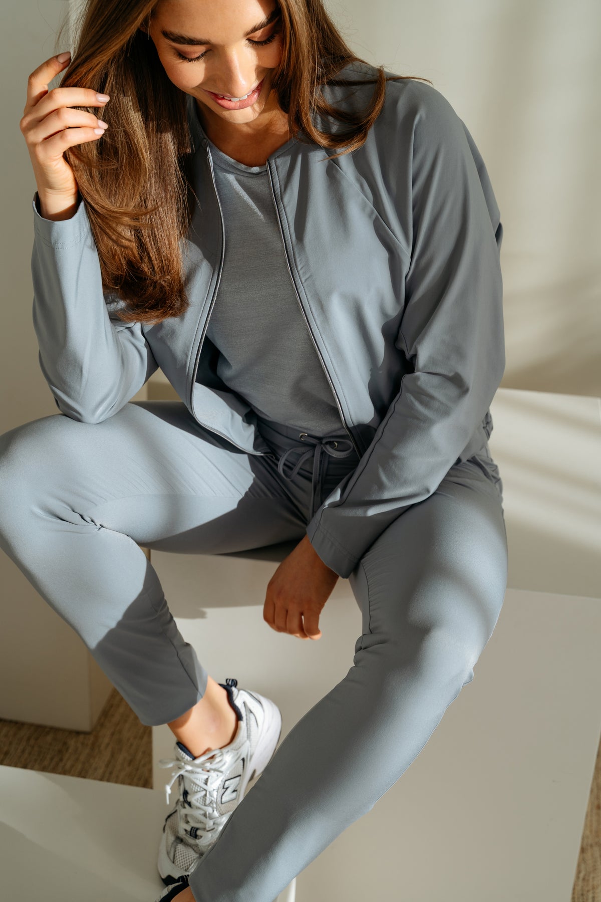 Reisjas voor dames van &Co woman, Pihla Slate, met waterdichte stof en moderne snit, zichtbaar in de afbeelding.