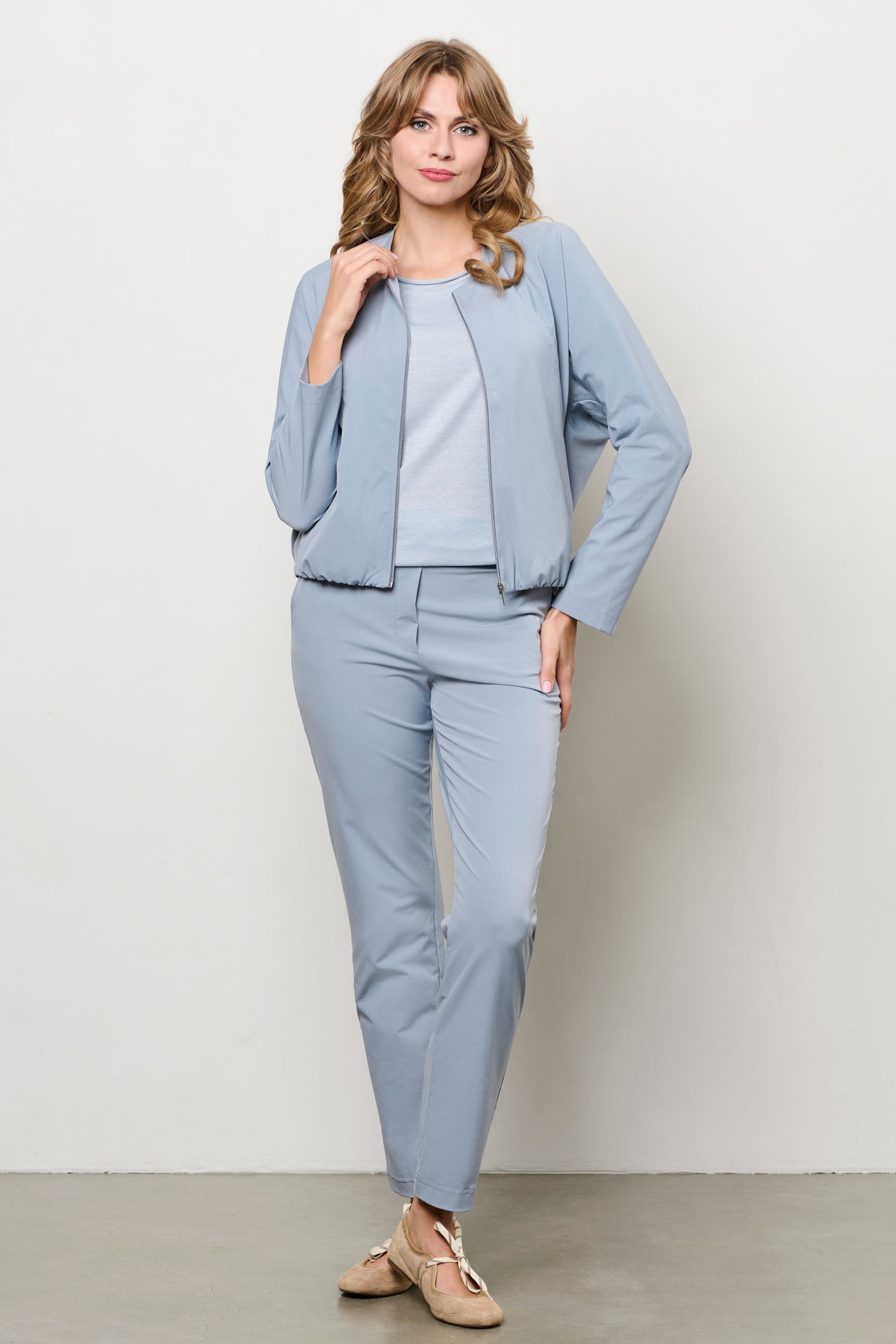 Reisjas voor vrouwen van &Co, Pihla Slate, met waterdichte stof en praktische zakken, geschikt voor reizen en buitenactiviteiten.