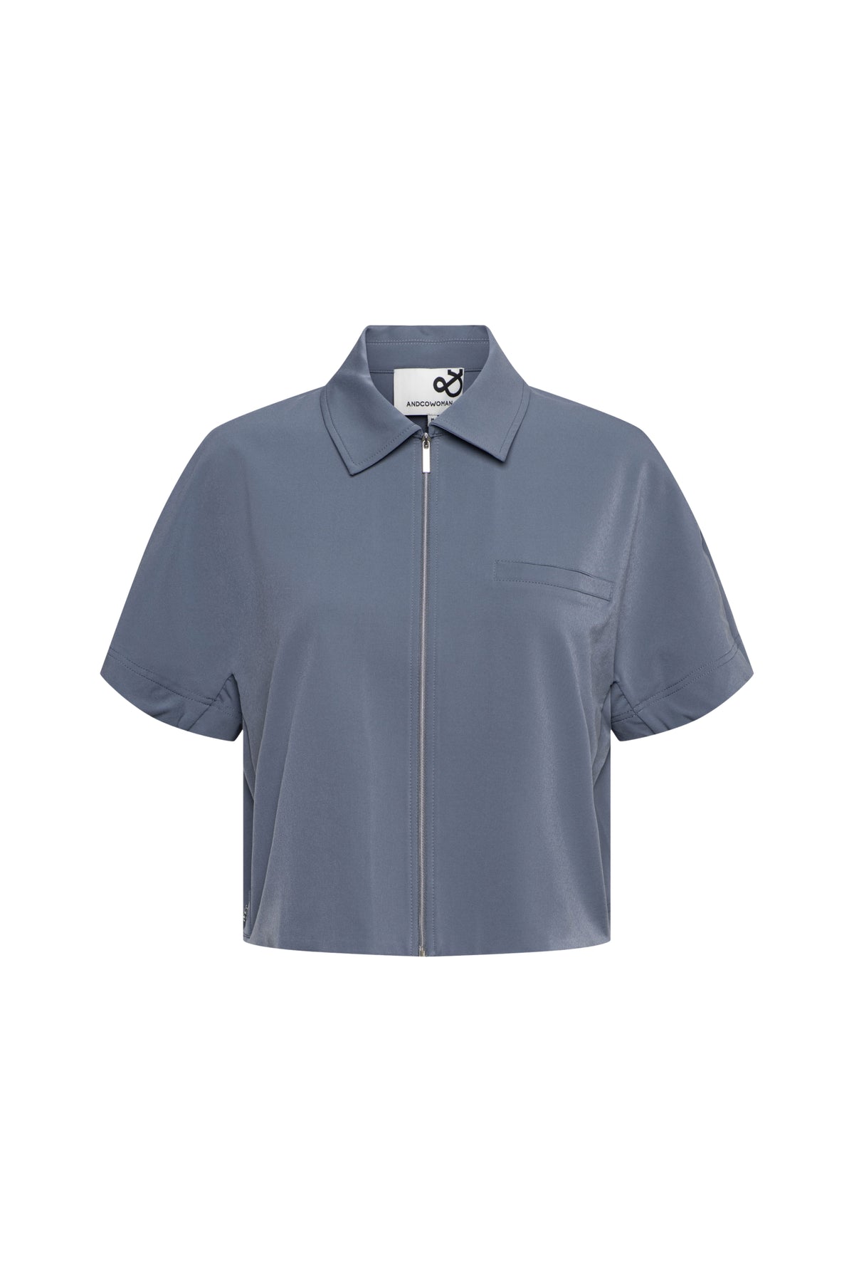 Donkere blauwe reisblouse Peike van &Co woman, lichtgewicht en comfortabel, getoond op een model.