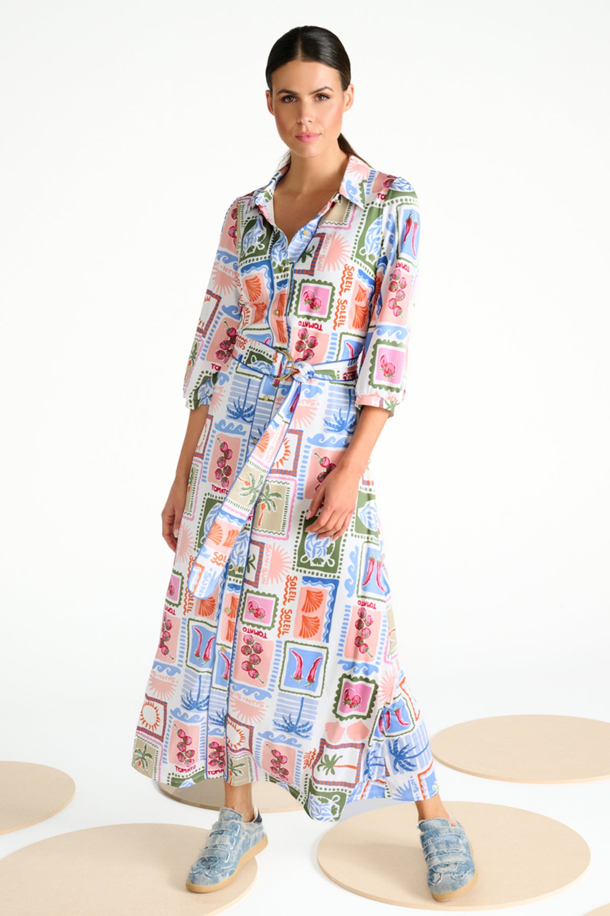 Lang uitlopende maxi jurk met opvallend ontwerp van K-design, model Veerle, getoond in een stijlvolle foto.