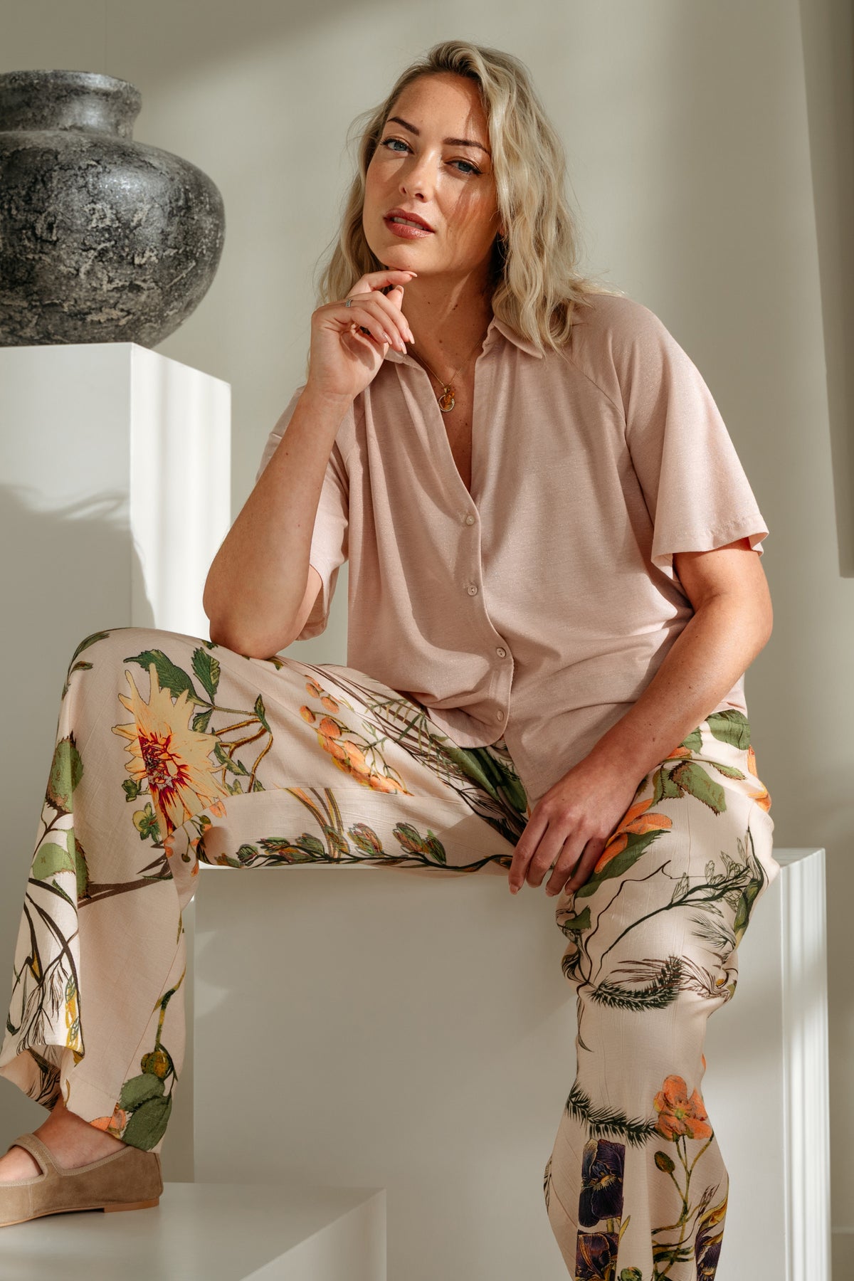 Lichte roze en kleurrijke bloemenpatroon broek Nadine Flower Powder van &Co woman, getoond op model.