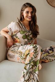 Lichte roze bloemenprint broek Nadine Flower Powder Pink Multi van &Co woman, met een losse pasvorm en elastische taille.