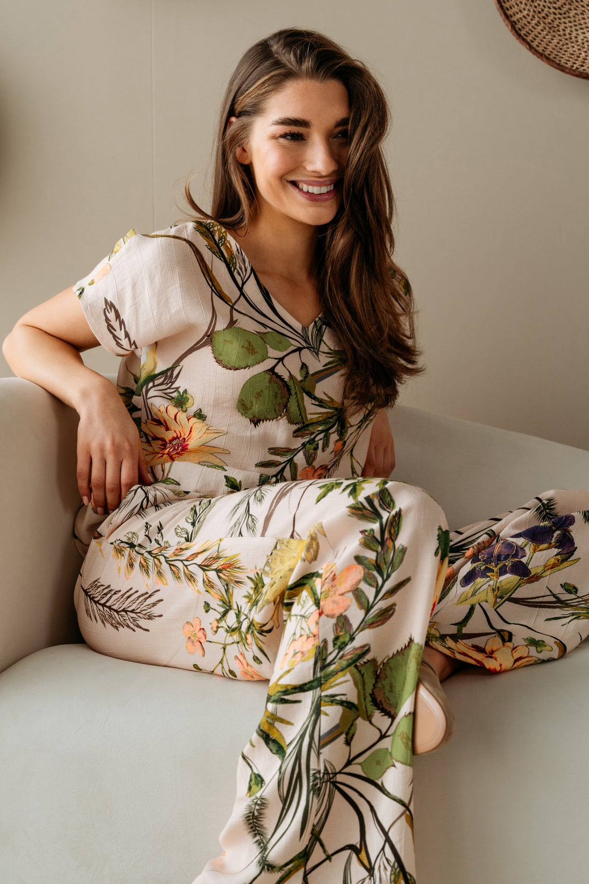 Lichte roze bloemenprint broek Nadine Flower Powder Pink Multi van &Co woman, met een losse pasvorm en elastische taille.