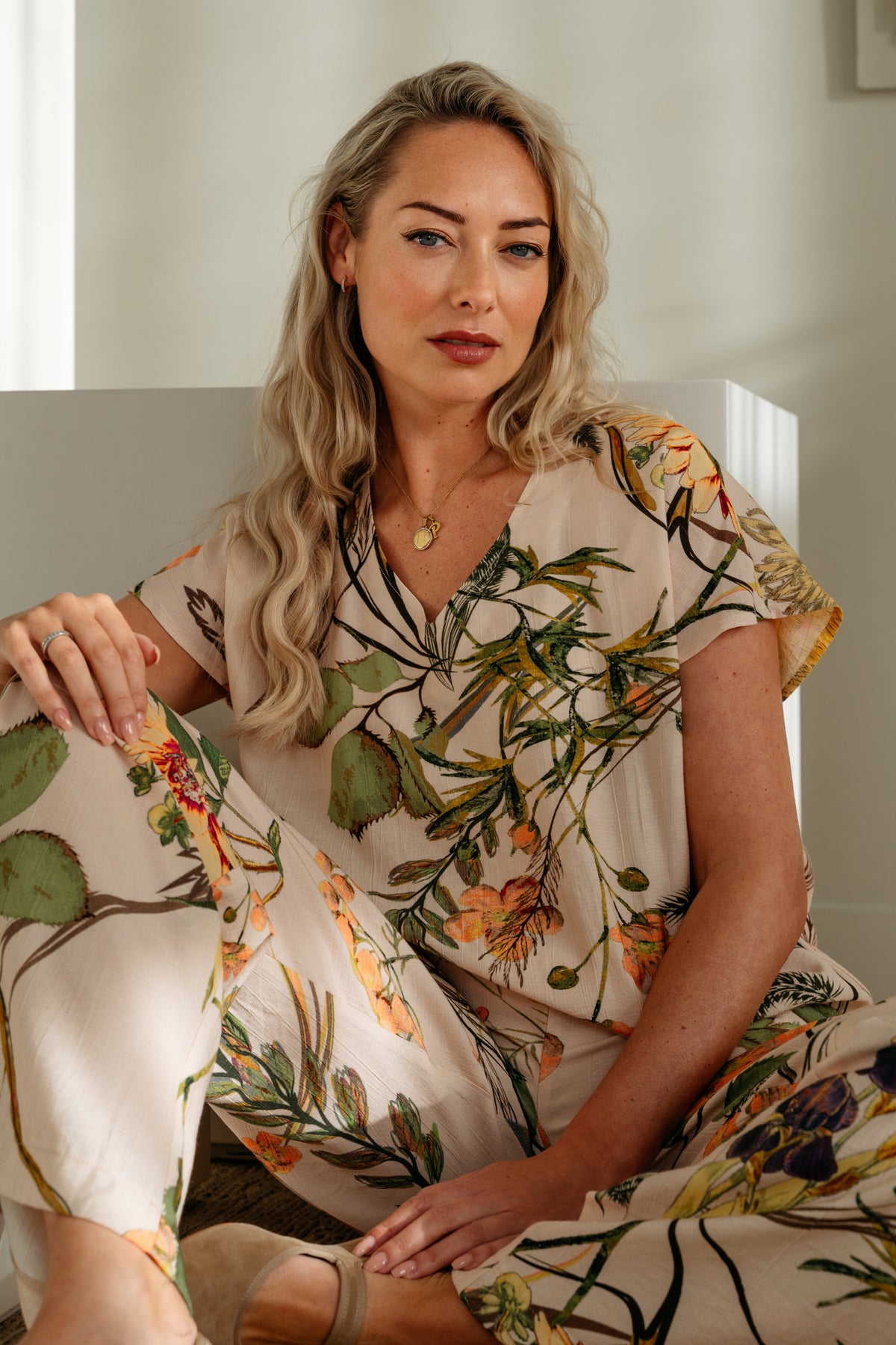 Lichte roze en multi-kleurige bloemenbroek voor dames van &Co woman, model Nadine Flower Powder Pink Multi, met vloeiende pasvorm.