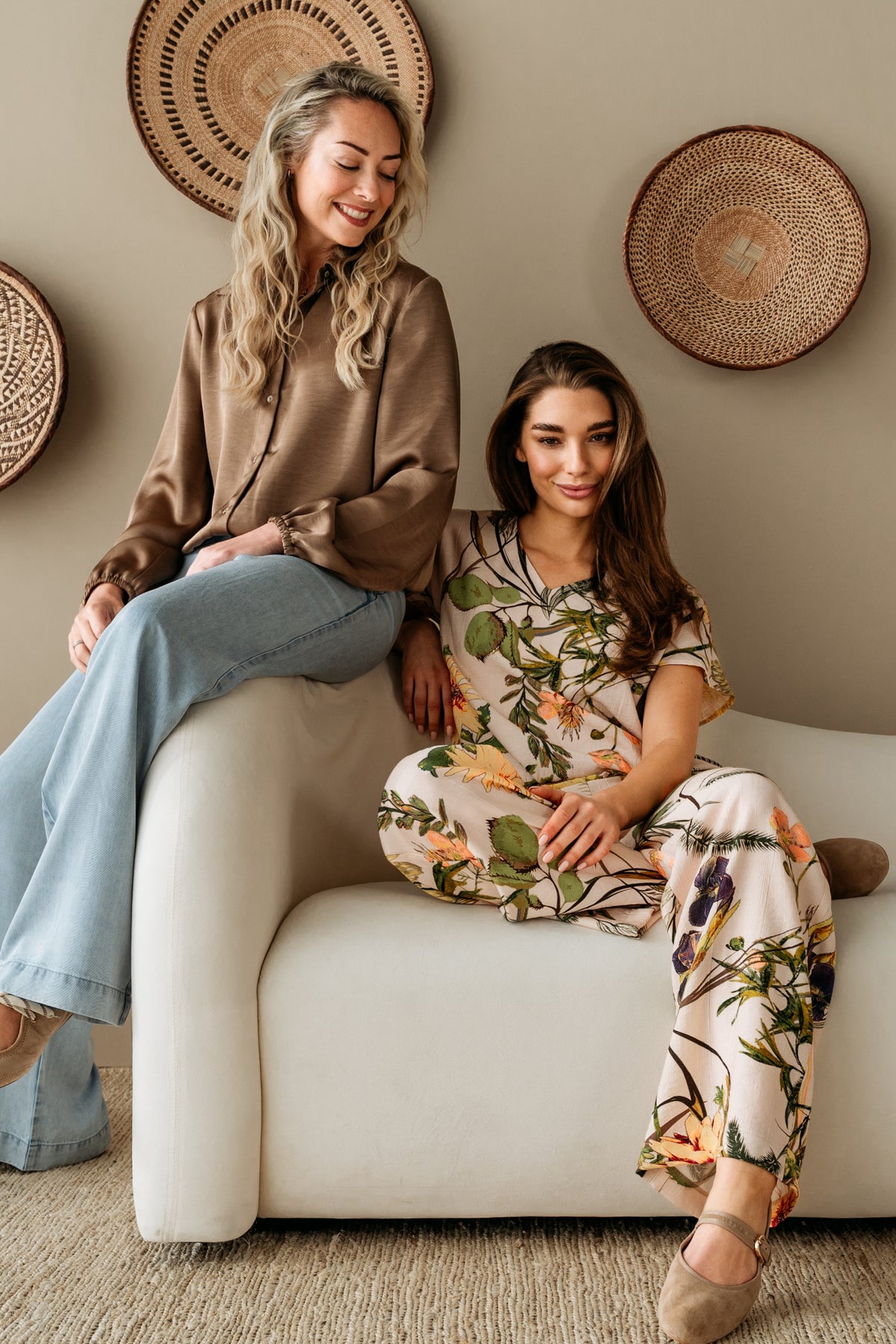 Roze multicolore bloemenbroek Nadine van &Co woman, wijde pasvorm, zacht materiaal en modieus design.