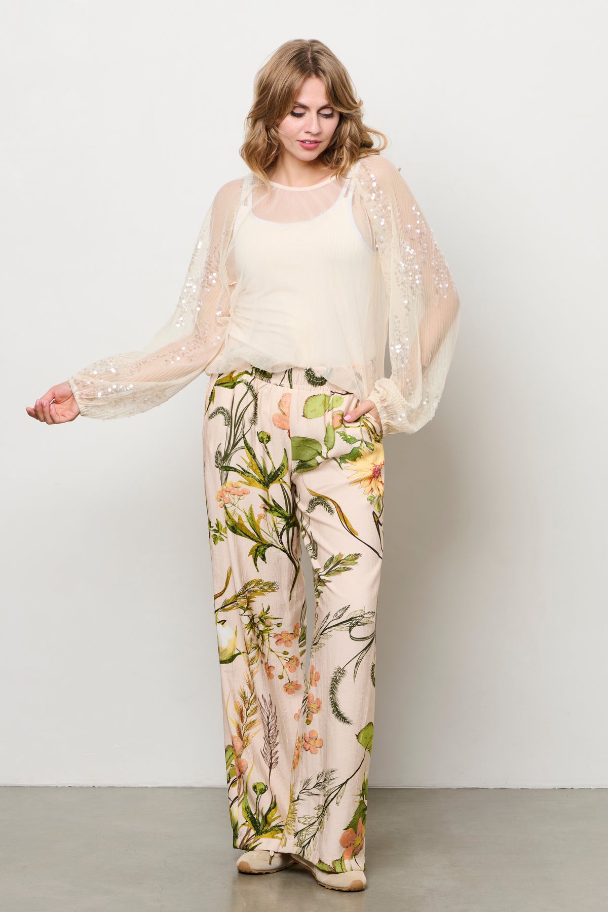 Lichte roze en multicolor bloemenpatroon broek Nadine van &Co woman, modieuze pasvorm en comfortabel draagcomfort.