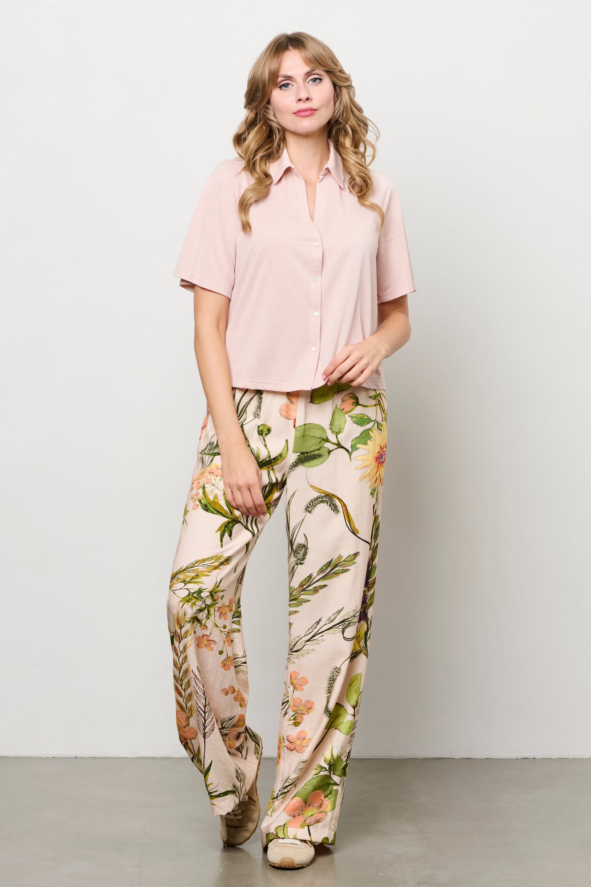 Roze bloemenprint broek Nadine Flower Powder Pink Multi van &Co woman, stijlvolle en comfortabele damesbroek met bloemenmotief.