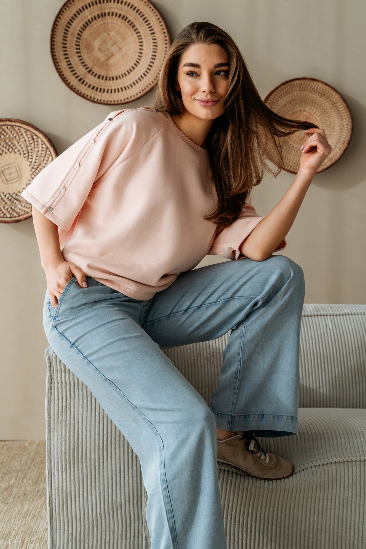 Lichte denim broek Jenny van &Co woman met rechte snit en tailleband, gedragen door een model.