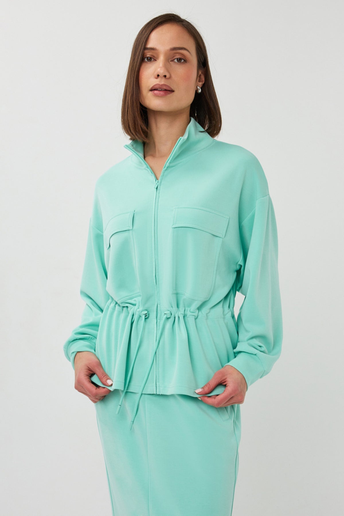 Mintgroene modal vest van EsQualo met tunnelkraag, gedragen door model, geschikt voor casual en comfortabele stijl.
