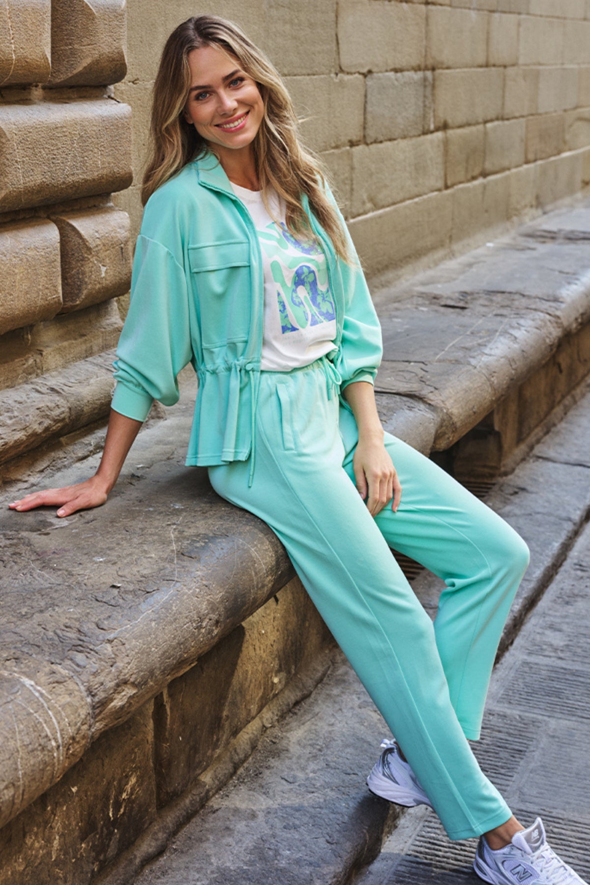 Mint groene modal joggerbroek van EsQualo met comfortabele pasvorm en elastische taille, geschikt voor casual draagstijl.