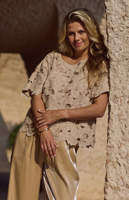 Nukus Top Octavia Flower Sand Gold NKS01181 Stretchshop.nl