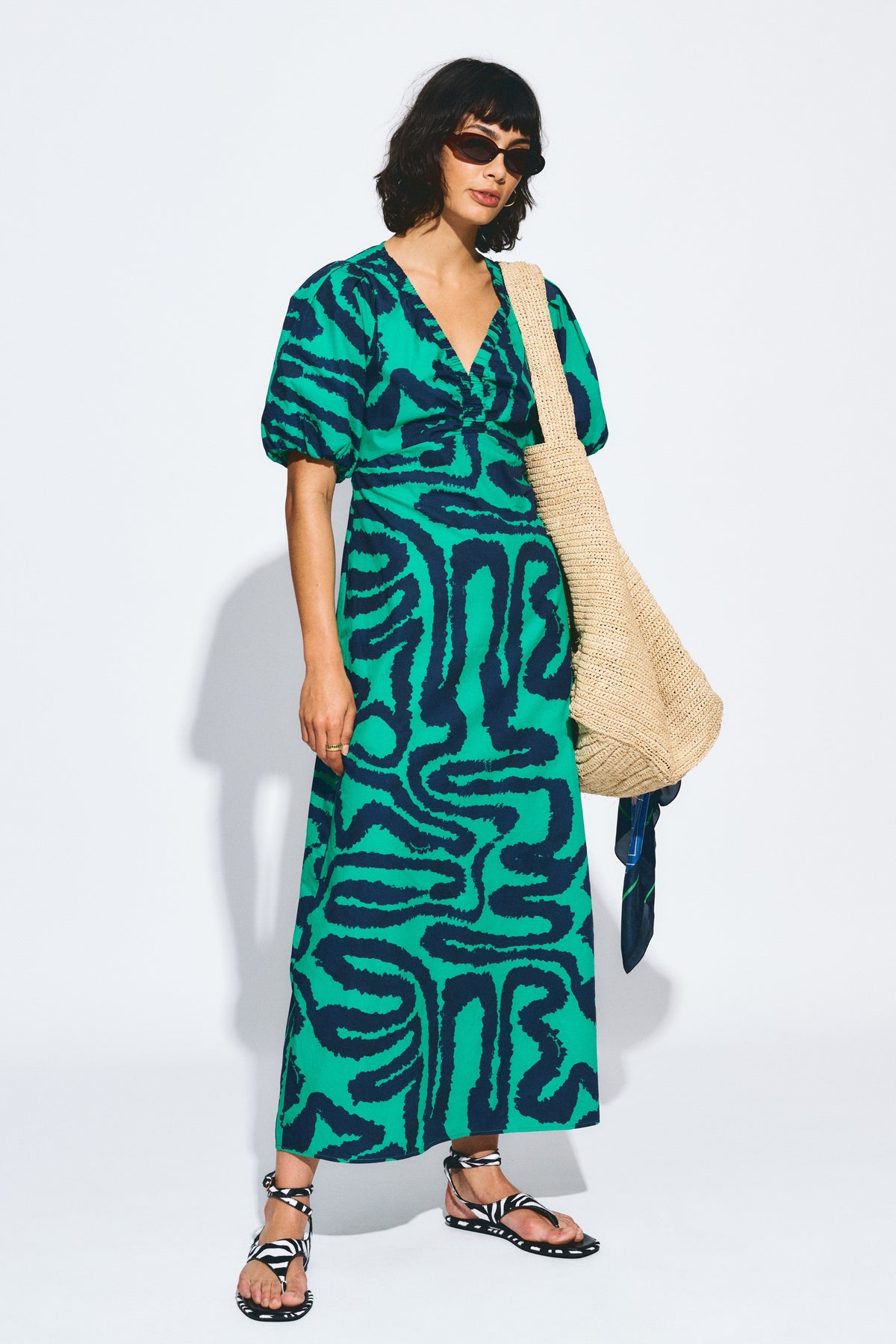 Groene multicolor jurkje van POM Amsterdam met wave-print, gemaakt van poplin stof, model VEERLE.